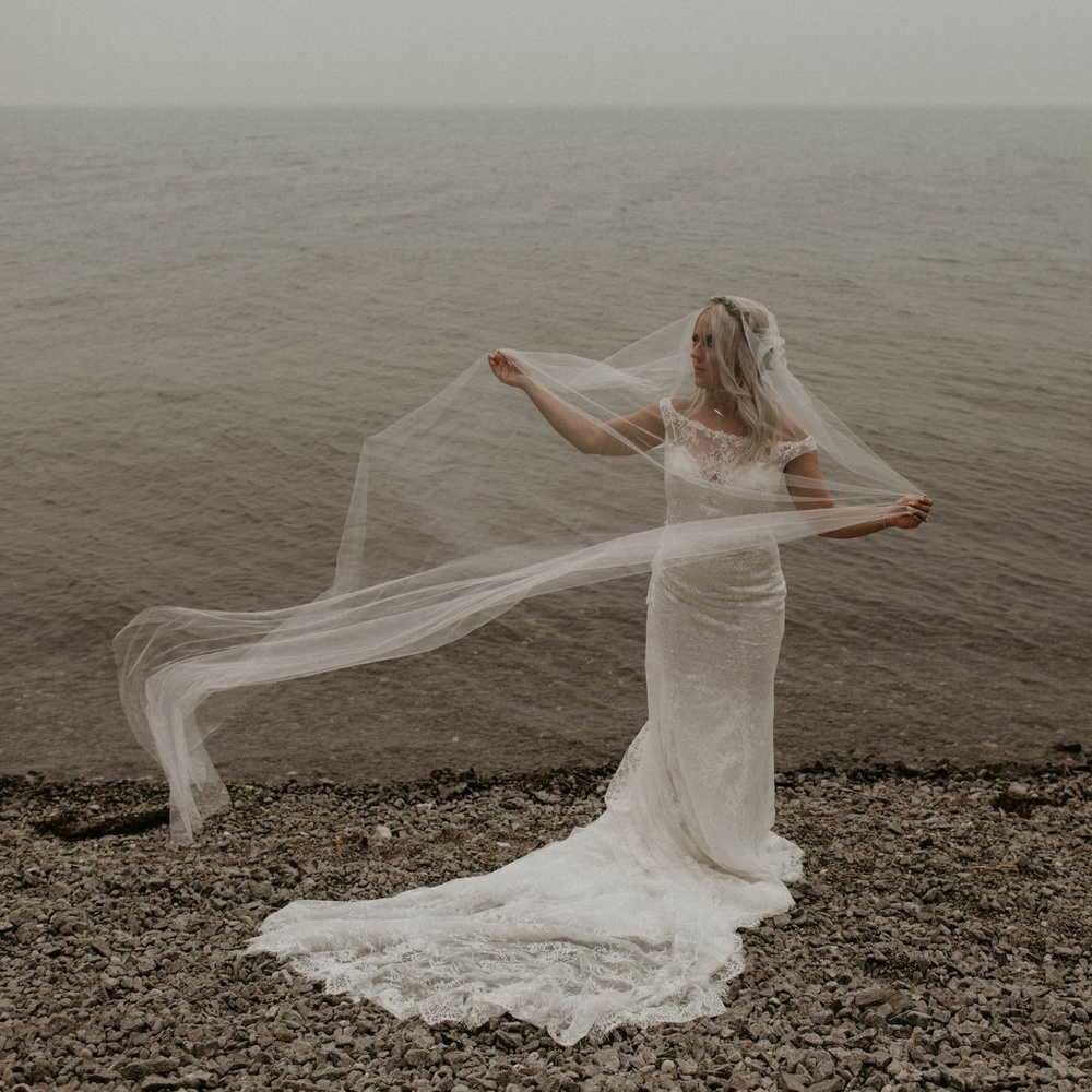White single comb veil